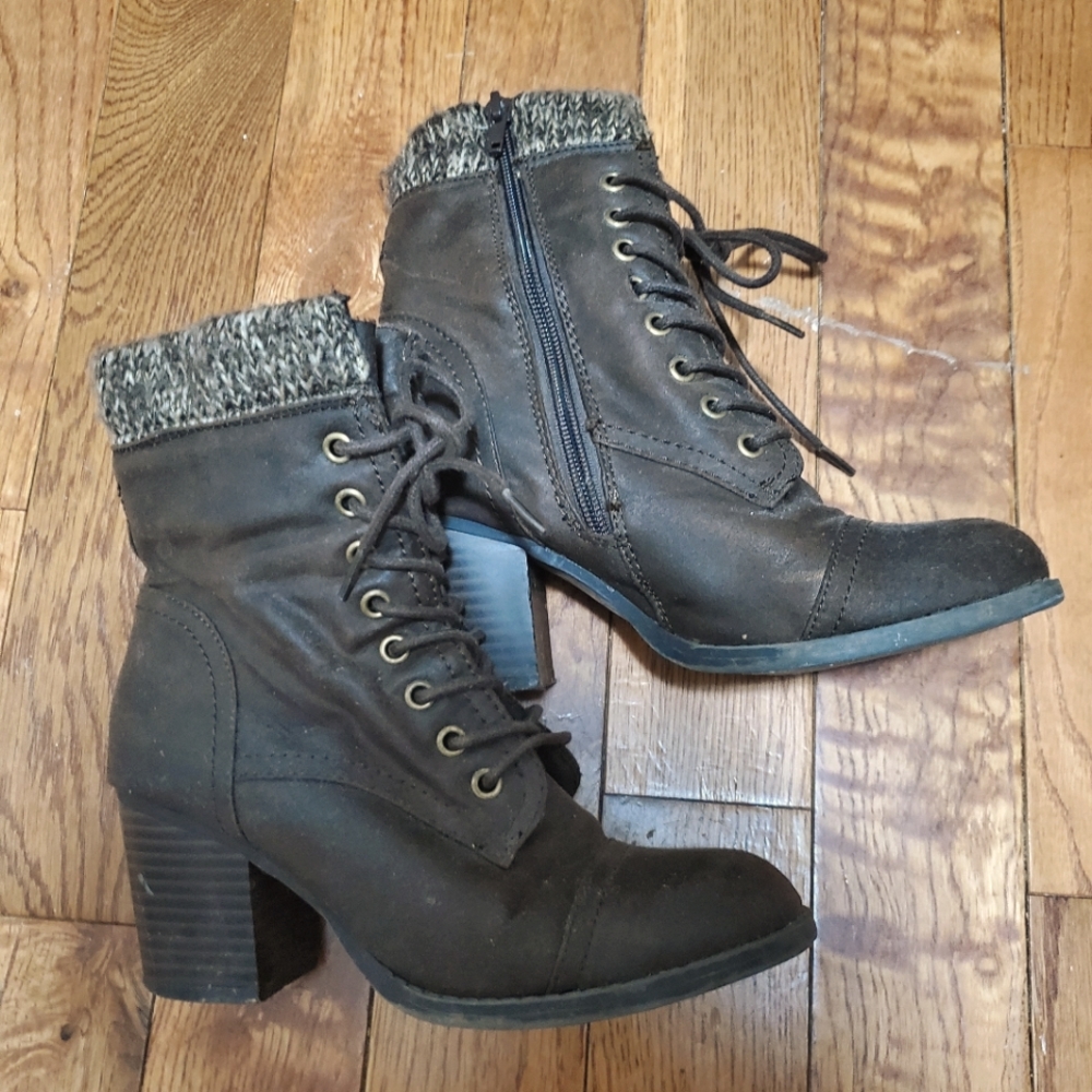 Witchy Brown Boots Booties faux-fur lined rim Sz 7 with 2-inch heel